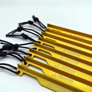 Hikevictor jaune 10 piquets de tente camping / bivouac en alliage d'aluminium léger "Hikevictor - 15 cm" avec cordons noirs disposés en rangée. Fabriqués en alliage d'aluminium durable, ils promettent résistance et fiabilité.