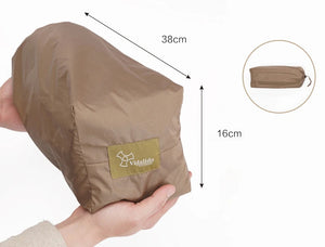 Deux tentes flottantes Vidalido pour une personne, avec moustiquaire et double paroi, sont installées sur l'herbe dans une zone boisée. Elles offrent un confort et une durabilité idéaux pour les aventures en plein air pendant trois saisons.