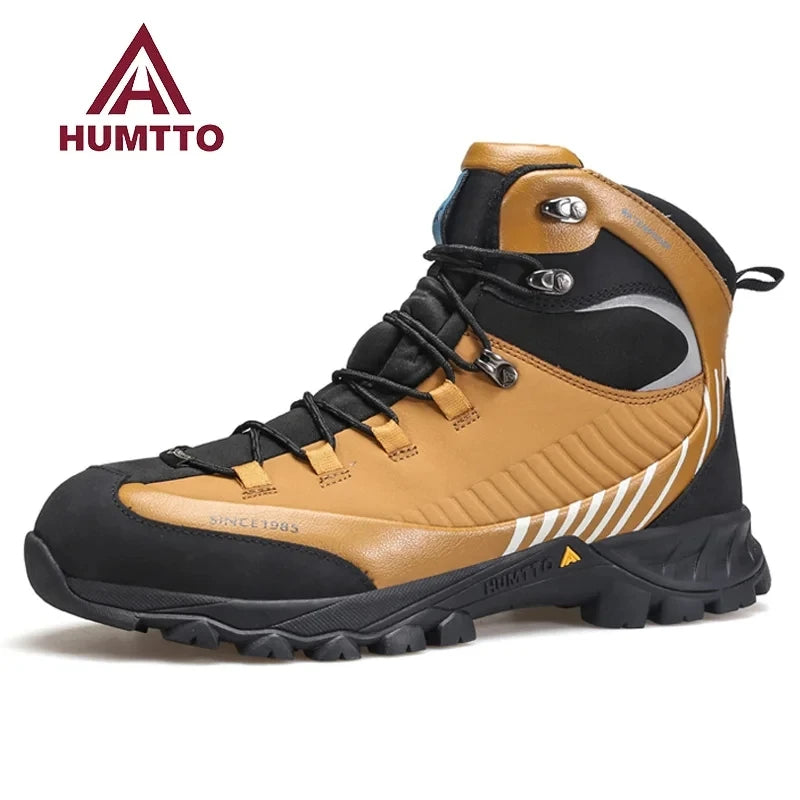 Bottines d'expédition pour homme Humtto "HT-240662A" noires et bleues, 100% imperméables, semelle renforcée et antidérapante. L'encart montre l'eau qui s'écoule. Idéales pour aventures outdoor, gardent vos pieds au sec et stables.