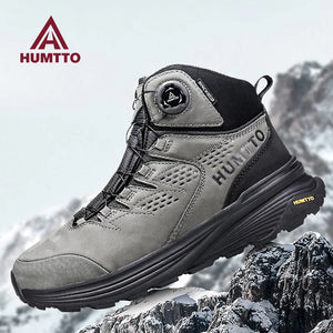 La HUMTTO - HT-240217C est une chaussure de randonnée mid-top noire pour homme avec cuir de vache durable, doublure polaire, technologie Static Waterproof, semelle épaisse, côtés texturés et système de laçage à molette, présentée sur un fond blanc.