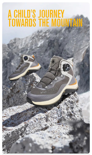 Gris et orange Humtto HT-260587E mid-top bottines alpinisme avec protection Splash-proof, semelle crantée et molette latérale de serrage, présentées sur fond blanc avec logo Humtto. Idéales comme chaussures hydrophobes pour enfants aventuriers.