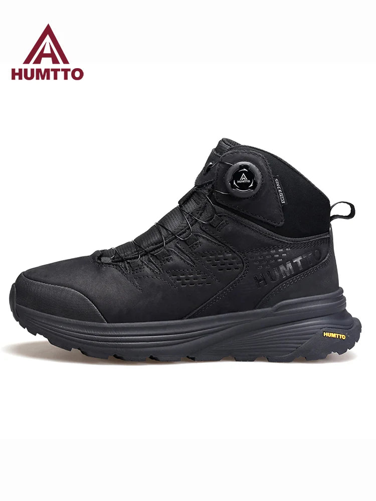 La HUMTTO - HT-240217C est une chaussure de randonnée mid-top noire pour homme avec cuir de vache durable, doublure polaire, technologie Static Waterproof, semelle épaisse, côtés texturés et système de laçage à molette, présentée sur un fond blanc.