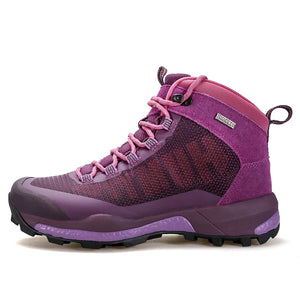 La chaussure de randonnée pour femmes Humtto "HUMTTO - HT-230078B" présente une tige en maille violette et rose, des lacets, un support pour la cheville, une semelle texturée et une protection contre les éclaboussures, le tout sur fond blanc.