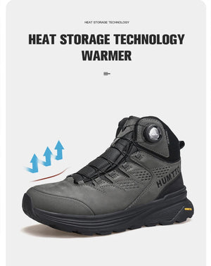 La HUMTTO - HT-240217C est une chaussure de randonnée mid-top noire pour homme avec cuir de vache durable, doublure polaire, technologie Static Waterproof, semelle épaisse, côtés texturés et système de laçage à molette, présentée sur un fond blanc.