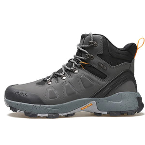 Les chaussures de randonnée montantes pour hommes Humtto "HUMTTO - HT-220463A" sont dotées d'une tige résistante aux éclaboussures et d'une semelle robuste avec des accents orange, soulignant leur design et leur protection imperméable.