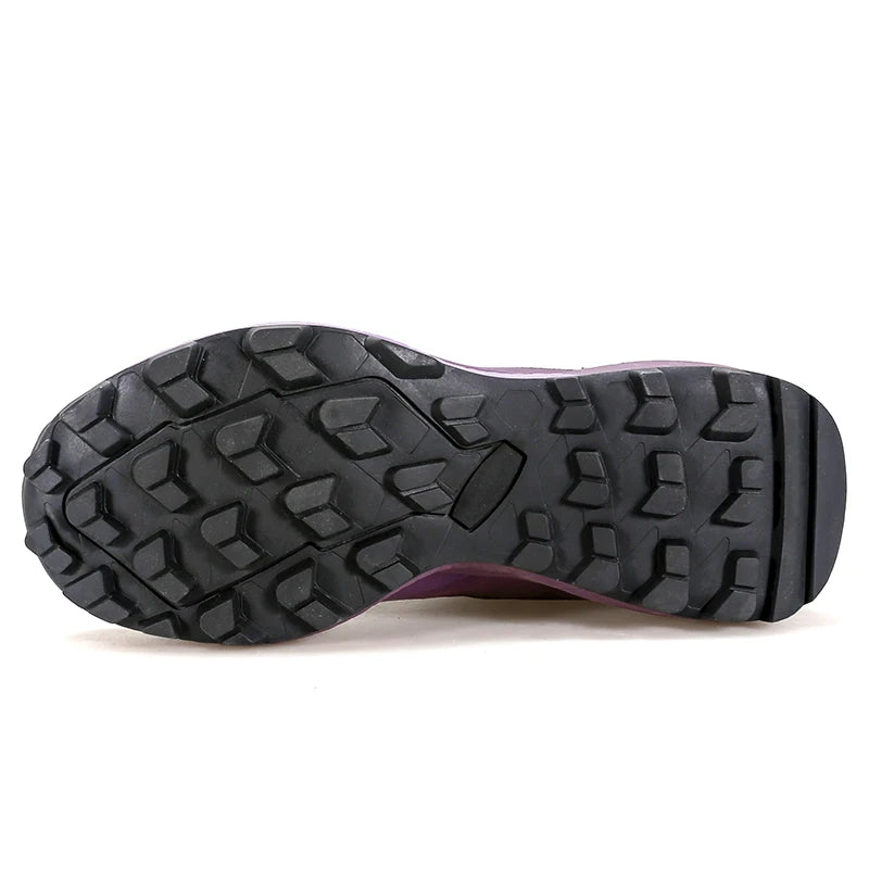 La chaussure de randonnée pour femmes Humtto "HUMTTO - HT-230078B" présente une tige en maille violette et rose, des lacets, un support pour la cheville, une semelle texturée et une protection contre les éclaboussures, le tout sur fond blanc.