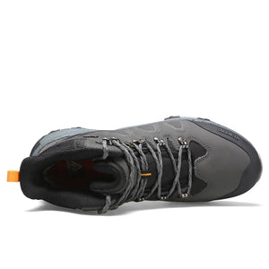 Les chaussures de randonnée montantes pour hommes Humtto "HUMTTO - HT-220463A" sont dotées d'une tige résistante aux éclaboussures et d'une semelle robuste avec des accents orange, soulignant leur design et leur protection imperméable.