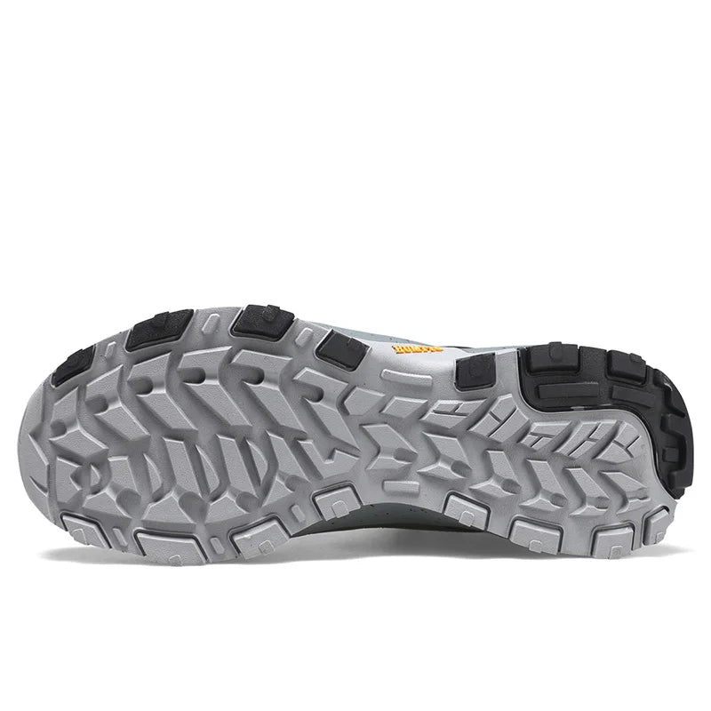 Les chaussures de randonnée montantes pour hommes Humtto "HUMTTO - HT-220463A" sont dotées d'une tige résistante aux éclaboussures et d'une semelle robuste avec des accents orange, soulignant leur design et leur protection imperméable.