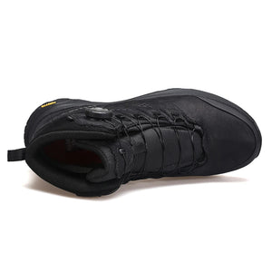 La HUMTTO - HT-240217C est une chaussure de randonnée mid-top noire pour homme avec cuir de vache durable, doublure polaire, technologie Static Waterproof, semelle épaisse, côtés texturés et système de laçage à molette, présentée sur un fond blanc.