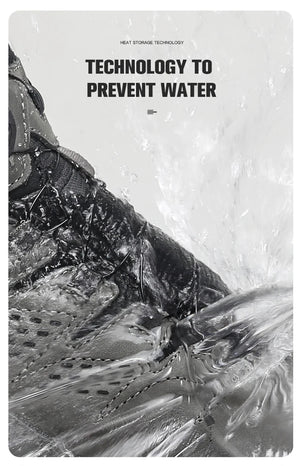 La HUMTTO - HT-240217C est une chaussure de randonnée mid-top noire pour homme avec cuir de vache durable, doublure polaire, technologie Static Waterproof, semelle épaisse, côtés texturés et système de laçage à molette, présentée sur un fond blanc.