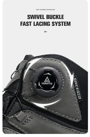 La HUMTTO - HT-240217C est une chaussure de randonnée mid-top noire pour homme avec cuir de vache durable, doublure polaire, technologie Static Waterproof, semelle épaisse, côtés texturés et système de laçage à molette, présentée sur un fond blanc.