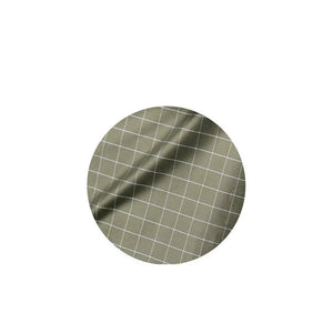 Un gros plan d'un tissu vert avec un motif quadrillé blanc, semblable au nylon silicone pour le matériel de camping, affiché dans un cercle sur un fond blanc, présente la Flame's Creed « FLAME'S CREED – Rain Skirt », une jupe de pluie de randonnée légère et imperméable de 95 g.