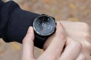 L'AGM Montre GPS Legion Pro est dotée d'un écran rond AMOLED de 1,43 pouce affichant l'heure, la date, la météo, le nombre de pas et la fréquence cardiaque. Elle est dotée d'un bracelet noir, d'une lunette métallique et est étanche 5ATM/IP68 pour un style moderne.