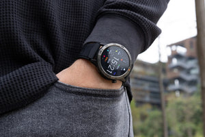 L'AGM Montre GPS Legion Pro est dotée d'un écran rond AMOLED de 1,43 pouce affichant l'heure, la date, la météo, le nombre de pas et la fréquence cardiaque. Elle est dotée d'un bracelet noir, d'une lunette métallique et est étanche 5ATM/IP68 pour un style moderne.