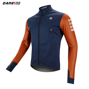 Trois vestes DAREVIE "Veste de cyclisme & coupe-vent polaire manches longues pour homme DVJ330" de différentes couleurs sont présentées, avec un graphique enflammé sur une manche illustrant la chaleur et la rétention de la chaleur de la conception.