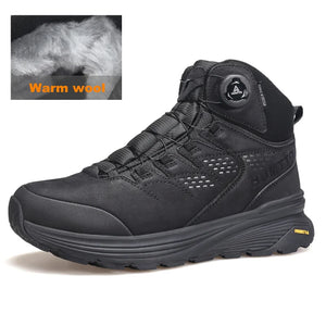 La HUMTTO - HT-240217C est une chaussure de randonnée mid-top noire pour homme avec cuir de vache durable, doublure polaire, technologie Static Waterproof, semelle épaisse, côtés texturés et système de laçage à molette, présentée sur un fond blanc.