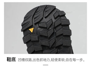 Les chaussures de randonnée Humtto "HT-250460B" pour femmes sont dotées de la technologie Static Waterproof, d'un design gris/rose, d'une semelle robuste, d'un lacet à l'avant et d'un support pour la cheville. Imperméables et respirantes. Affichées sur un fond blanc.