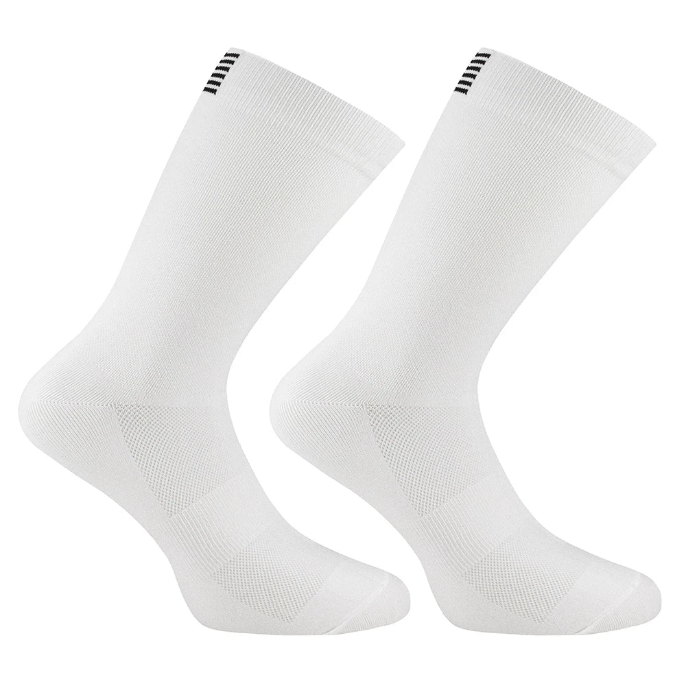 Trois paires de chaussettes de cyclisme pour hommes Daven Socks - YD-345, longueur ras du cou, en blanc, jaune néon avec accents noirs, et noir sont présentées côte à côte sur un fond blanc.