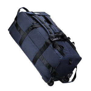 Large black 80L Snap Tactical Sac de voyage à roulettes, pliable et résistant, avec bandoulière et bretelles. L'encart montre une personne tirant le Snap Tactical Duffle Bag par sa poignée sur roulettes.