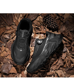 La CHRLCK "CHRLCK - KC-trail" est une chaussure de randonnée imperméable beige et noire pour homme, avec une fermeture à cadran, des lacets noirs et une robuste semelle marron. Chaussures respirantes et imperméables, idéales pour toutes vos aventures.