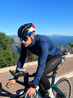 Deux DAREVIE Veste de cyclisme d'hiver en polaire thermique résistante à l'eau (DVJ229), l'une bleue et l'autre noire, sont présentées avec un gros plan de la double fermeture éclair et un logo réfléchissant "DAREVIE" dans le coin supérieur gauche. Pour températures de -5 à 10°C.
