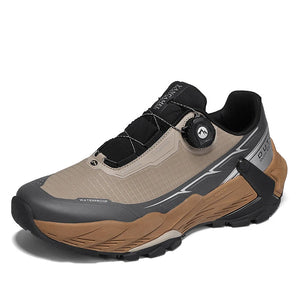 La CHRLCK "CHRLCK - KC-trail" est une chaussure de randonnée imperméable beige et noire pour homme, avec une fermeture à cadran, des lacets noirs et une robuste semelle marron. Chaussures respirantes et imperméables, idéales pour toutes vos aventures.