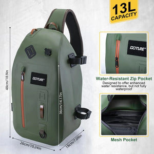 Le sac multifonction étanche IPX8 Goture - E11867 (13L) pour observation et pêche, doté de plusieurs compartiments, porte-gobelet, filet de pêche intégré, illustré sous divers angles avec silhouette pour référence.