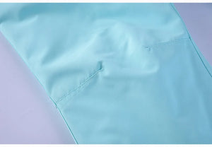 Gros plan du tissu bleu clair « Artic King - Queen 105 » avec coutures et plis visibles, fabriqué en polyester résistant.