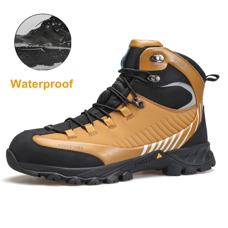 Bottines d'expédition pour homme Humtto "HT-240662A" noires et bleues, 100% imperméables, semelle renforcée et antidérapante. L'encart montre l'eau qui s'écoule. Idéales pour aventures outdoor, gardent vos pieds au sec et stables.