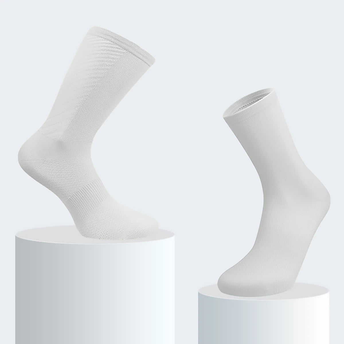 Trois paires de chaussettes de cyclisme pour hommes Daven Socks - YD-345, longueur ras du cou, en blanc, jaune néon avec accents noirs, et noir sont présentées côte à côte sur un fond blanc.