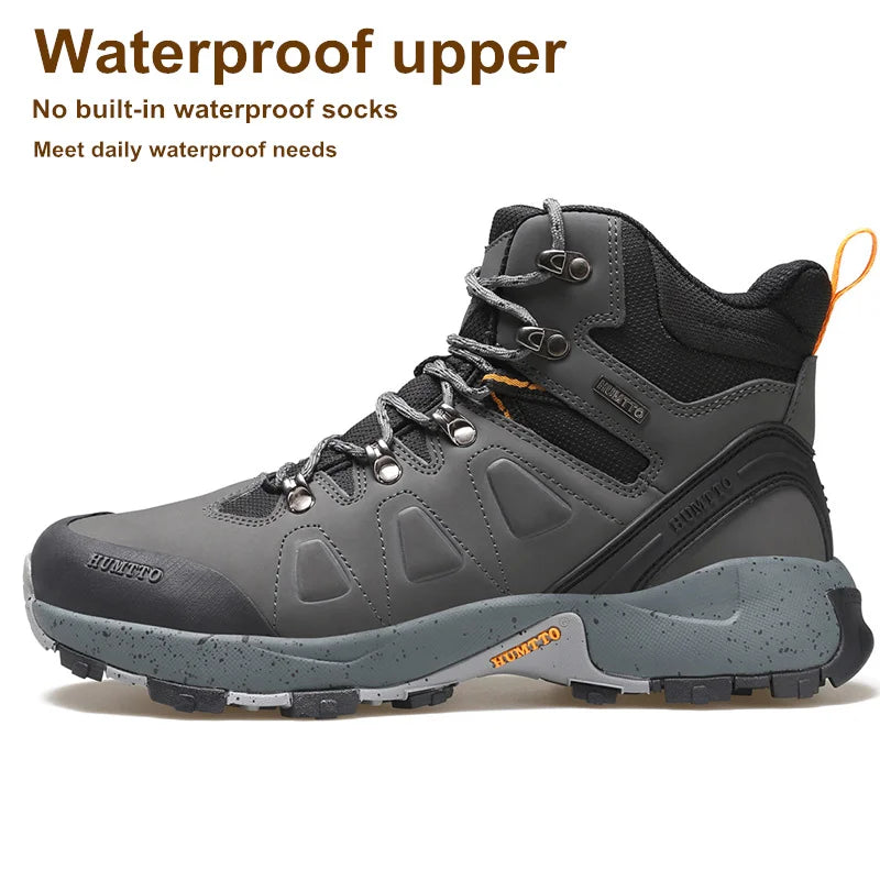Les chaussures de randonnée montantes pour hommes Humtto "HUMTTO - HT-220463A" sont dotées d'une tige résistante aux éclaboussures et d'une semelle robuste avec des accents orange, soulignant leur design et leur protection imperméable.