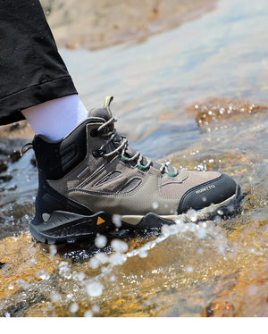 Les bottines tactiques 100% imperméables Humtto - HT-240760A pour homme, marron et noires, avec semelle robuste, tige en mesh et suède, et fermeture à lacets, sont idéales pour ceux recherchant des chaussures imperméables.