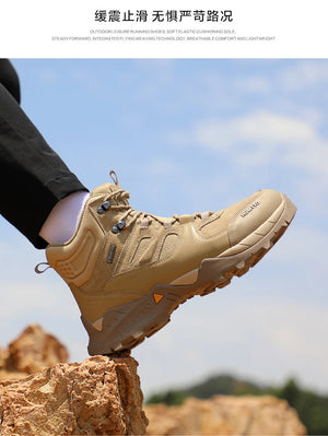 Les bottines tactiques 100% imperméables Humtto - HT-240760A pour homme, marron et noires, avec semelle robuste, tige en mesh et suède, et fermeture à lacets, sont idéales pour ceux recherchant des chaussures imperméables.