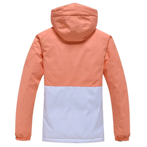 Une veste à blocs de couleurs d'Artic King, fabriquée en polyester durable et faisant partie de la collection d'hiver unisexe « Artic King - Queen 105 » pour le ski et le snowboard, présente une capuche et une moitié supérieure orange avec une moitié inférieure blanche, affichée sur un fond blanc.
