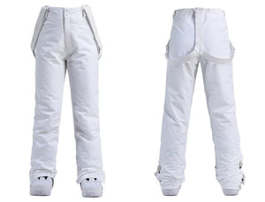 Vue avant et arrière du pantalon de ski unisexe blanc « Artic King - Queen 105 » avec bretelles et chaussures de ski d'Artic King, fabriqué en POLYESTER de qualité supérieure pour plus de durabilité et de confort sur les pistes.
