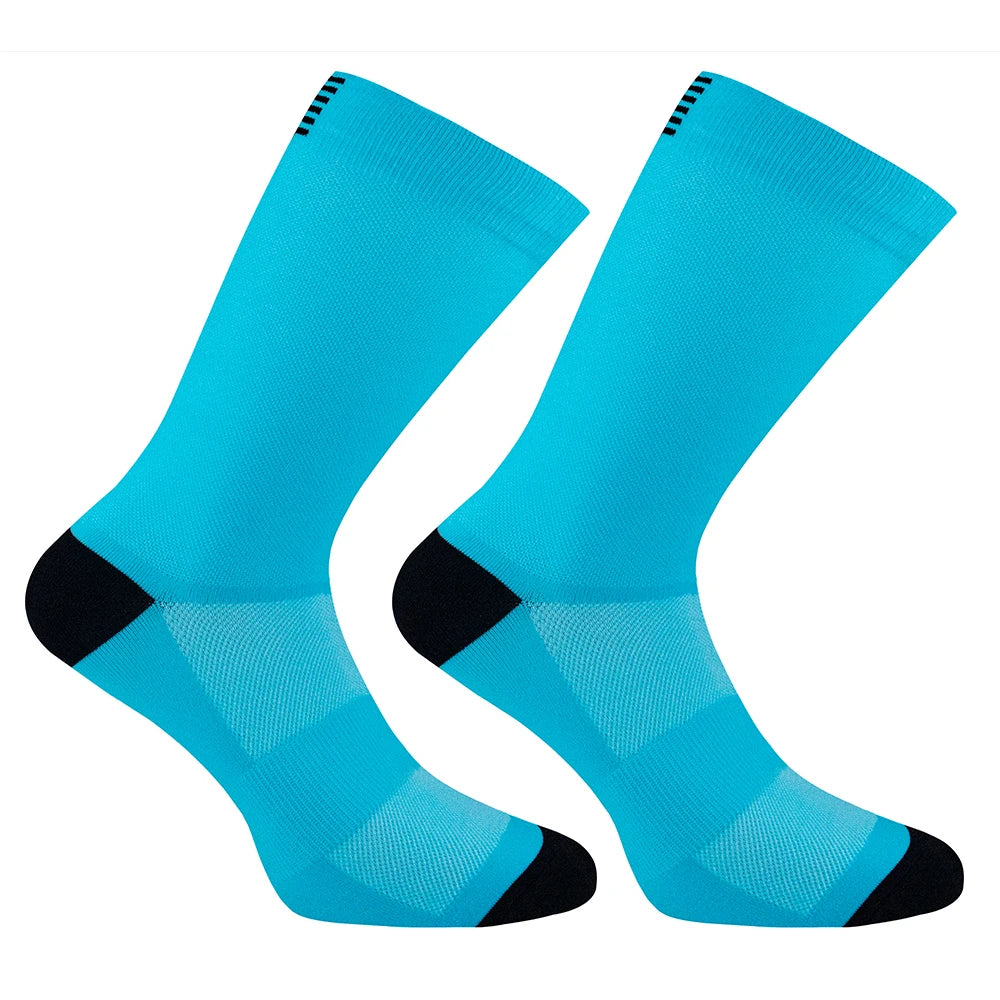 Trois paires de chaussettes de cyclisme pour hommes Daven Socks - YD-345, longueur ras du cou, en blanc, jaune néon avec accents noirs, et noir sont présentées côte à côte sur un fond blanc.