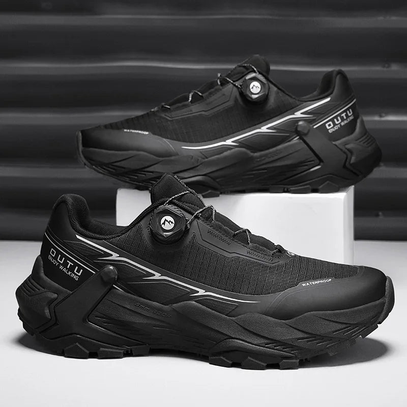 La CHRLCK "CHRLCK - KC-trail" est une chaussure de randonnée imperméable beige et noire pour homme, avec une fermeture à cadran, des lacets noirs et une robuste semelle marron. Chaussures respirantes et imperméables, idéales pour toutes vos aventures.