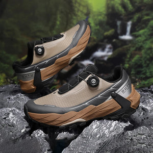 La CHRLCK "CHRLCK - KC-trail" est une chaussure de randonnée imperméable beige et noire pour homme, avec une fermeture à cadran, des lacets noirs et une robuste semelle marron. Chaussures respirantes et imperméables, idéales pour toutes vos aventures.