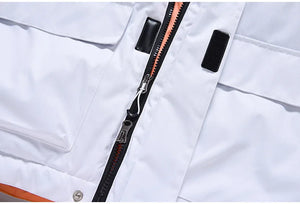 Gros plan de la veste en polyester blanc « Artic King - Queen 105 », dotée d'une fermeture éclair noire et argentée partiellement ouverte qui révèle des poches et des coutures détaillées.