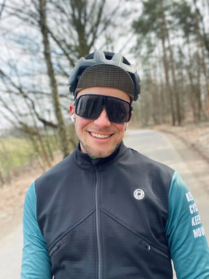 Trois vestes DAREVIE "Veste de cyclisme & coupe-vent polaire manches longues pour homme DVJ330" de différentes couleurs sont présentées, avec un graphique enflammé sur une manche illustrant la chaleur et la rétention de la chaleur de la conception.