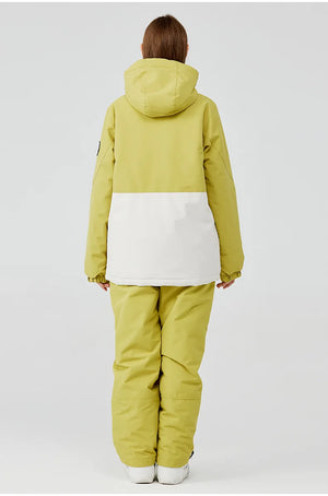 Une personne portant la combinaison de ski unisexe jaune et blanche « Artic King - Queen 105 », fabriquée en polyester durable, est vue de dos sur un fond uni.