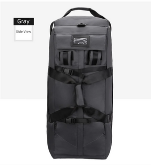 Large black 80L Snap Tactical Sac de voyage à roulettes, pliable et résistant, avec bandoulière et bretelles. L'encart montre une personne tirant le Snap Tactical Duffle Bag par sa poignée sur roulettes.