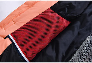 Un gros plan de l'intérieur de la veste « Artic King - Queen 105 » présente une poche en filet rouge et un tissu polyester noir et pêche, accentué par un détail de bordure rayée.