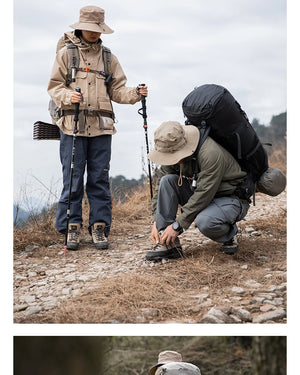 Le BISINNA Sac à dos de trekking 70L (B042), 1,58 kg avec housse de pluie, comporte de multiples compartiments, des poches latérales en filet, des bretelles réglables et une poche frontale zippée.