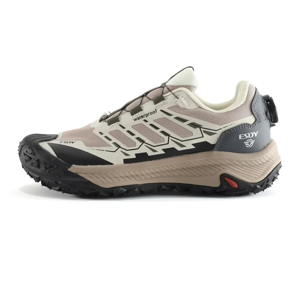 Les Esdy Chaussures d'approche/randonnée C301 combinent beige, noir et gris, semelles antidérapantes robustes, embouts et talons renforcés, système de laçage rapide à boucle rotative et marquage "Waterproof".