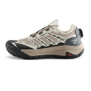 Les Esdy Chaussures d'approche/randonnée C301 combinent beige, noir et gris, semelles antidérapantes robustes, embouts et talons renforcés, système de laçage rapide à boucle rotative et marquage "Waterproof".