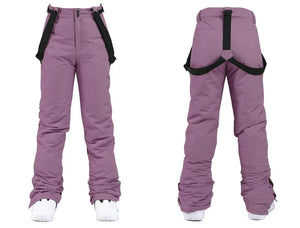 Vue avant et arrière du pantalon de snowboard violet « Artic King - Queen 105 » d'Artic King, avec bretelles noires et bottes blanches. Conçu pour des performances ultimes, ce pantalon en polyester résistant vous permet de conquérir les pistes avec style, avec des caractéristiques imperméables et coupe-vent pour le ski et le snowboard.