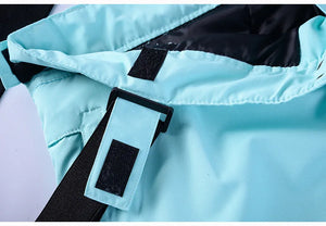 Gros plan du « Artic King - Queen 105 », un sac en tissu polyester bleu clair qui comprend des sangles noires robustes et des attaches Velcro sécurisées.