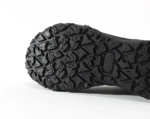 Les Esdy Chaussures d'approche/randonnée C301 combinent beige, noir et gris, semelles antidérapantes robustes, embouts et talons renforcés, système de laçage rapide à boucle rotative et marquage "Waterproof".