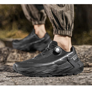 La CHRLCK "CHRLCK - KC-trail" est une chaussure de randonnée imperméable beige et noire pour homme, avec une fermeture à cadran, des lacets noirs et une robuste semelle marron. Chaussures respirantes et imperméables, idéales pour toutes vos aventures.